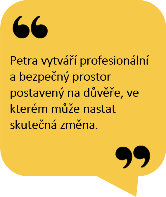 Petra vytváří profesionální a bezpečný prostor postavený na důvěře, ve kterém může nastat skutečná změna.
